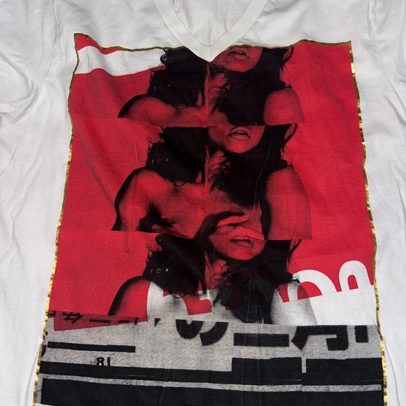 Guess Graphic VNeck TShirt Medium - Picture 2 of 2
